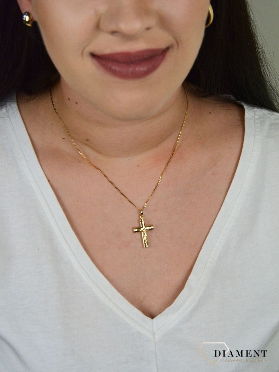 Złoty krzyż 333 z wizerunkiem Pana Jezusa. ZA 4449A.jpg